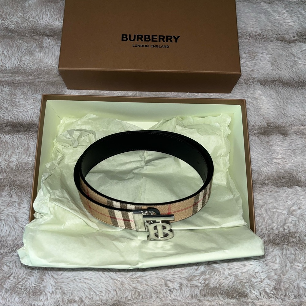 Burberry Black and Tan Belt Luxurious Accessories